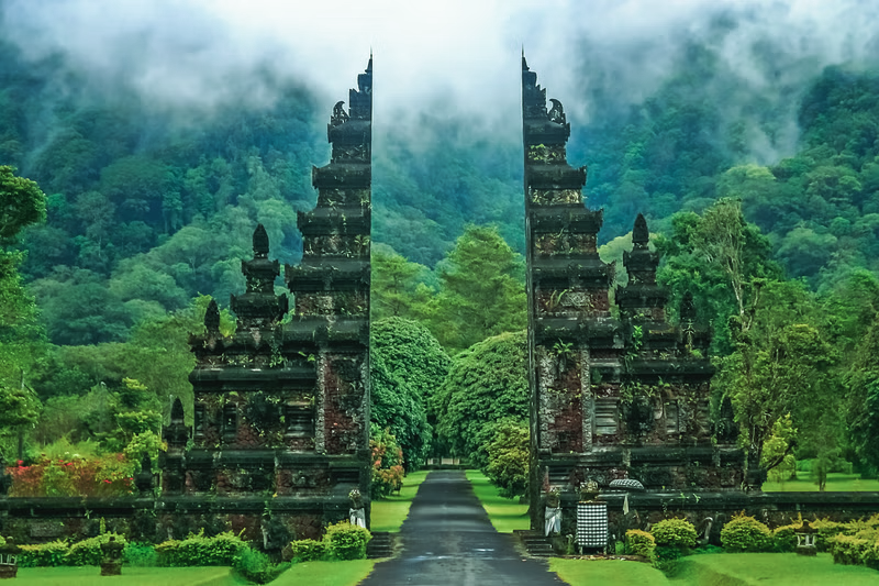 handara-gate-bali-honeymoon-tour