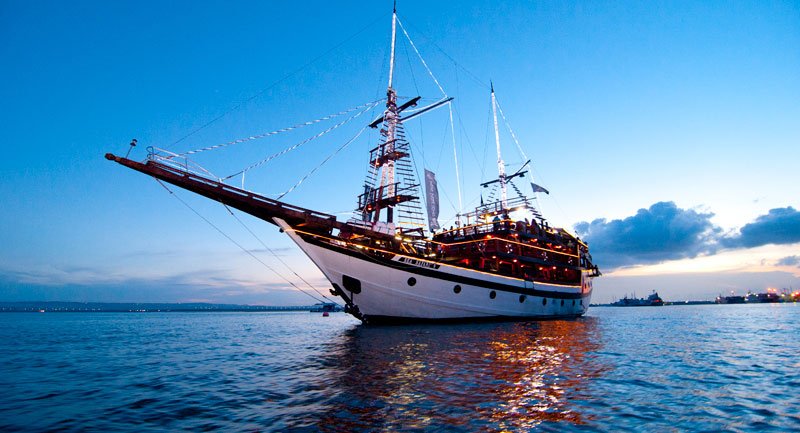 Pirate Dinner Cruise Bali